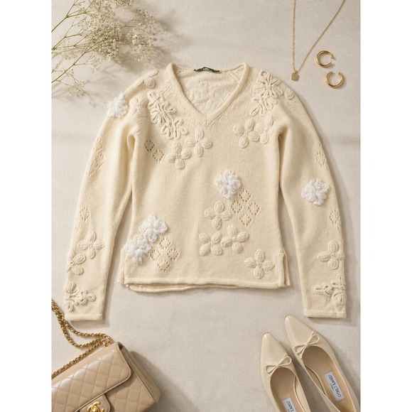 Oilily Sweaters - Oilily Womens Cream Lambswool Angora 3D Floral Applique V-Neck Sweater Small